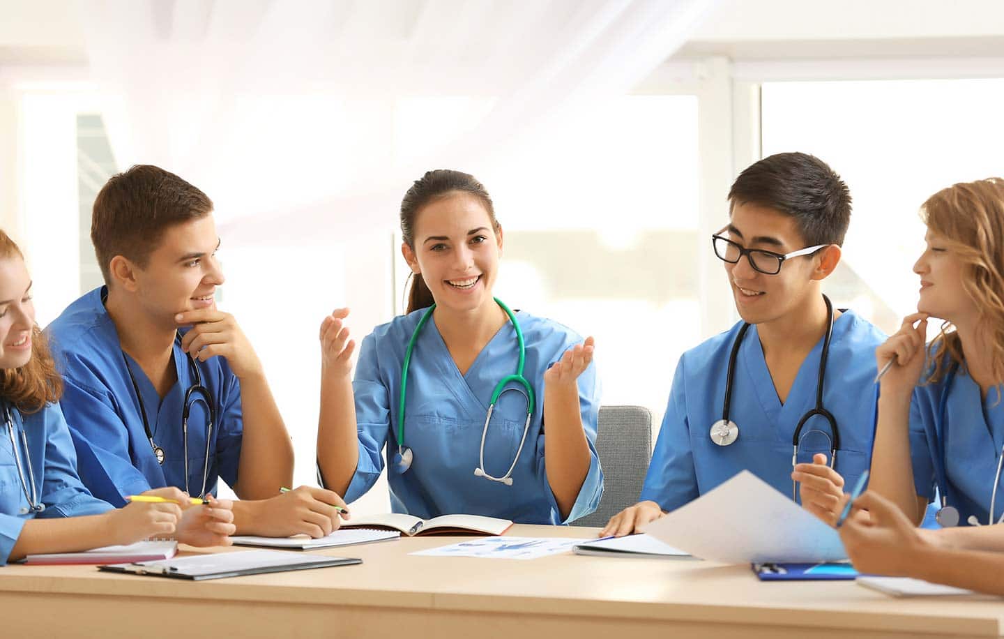 Medizinstudium im Ausland: Kosten, Vorteile, Unis, Länder